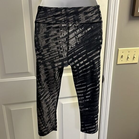 Under Armour Compression HeatGear Abstract Striped and Camo Cropped Legging- Sm - Picture 4 of 9